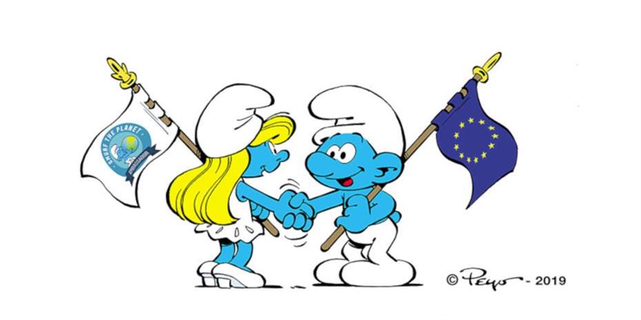 Τα... στρουμφάκια καθαρίζουν τις παραλίες